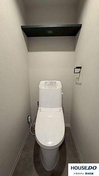 トイレ上にはトイレットペーパー等を置けます♪