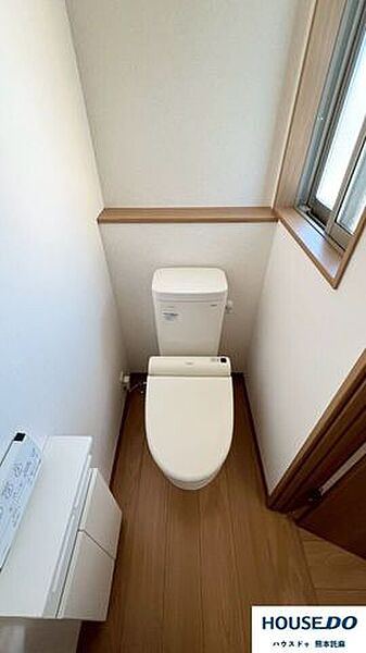 2階にもトイレがあり、寝室にいてもすぐに使用できますね♪