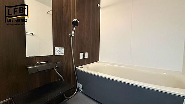 木目のアクセントパネルが、浴室をよりスタイリッシュな雰囲気にしています♪浴室暖房乾燥機付きで、雨の日が続いて洗濯物が乾かない時でも、寒い冬でも便利です♪