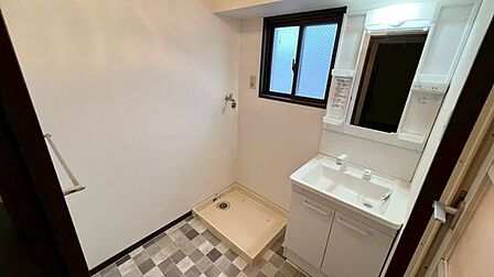 リフォーム前の現況写真です。洗面台新調予定です。