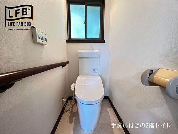 2階にもトイレがあり、2階にいてもすぐに使用できます♪
