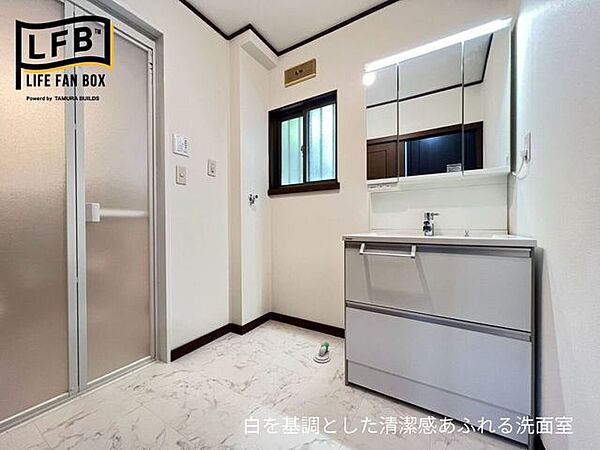 三面鏡の洗面台です！歯ブラシや整髪料などを隠して収納できます！