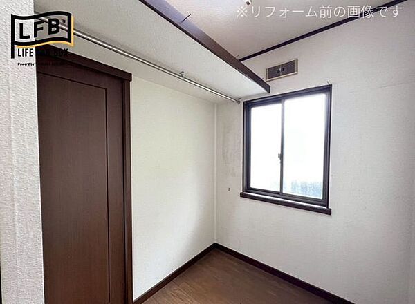 階段を上がるとすぐ左手に収納室があります♪窓があり空気もこもりにくいです♪※リフォーム前の画像です