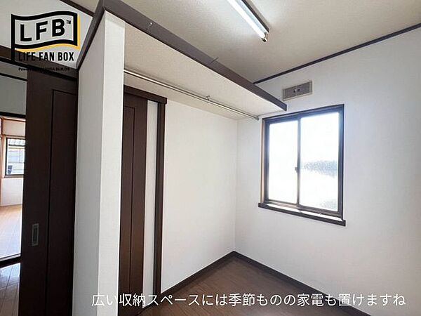 階段を上がるとすぐ左手に収納室があります♪窓があり空気もこもりにくいです♪