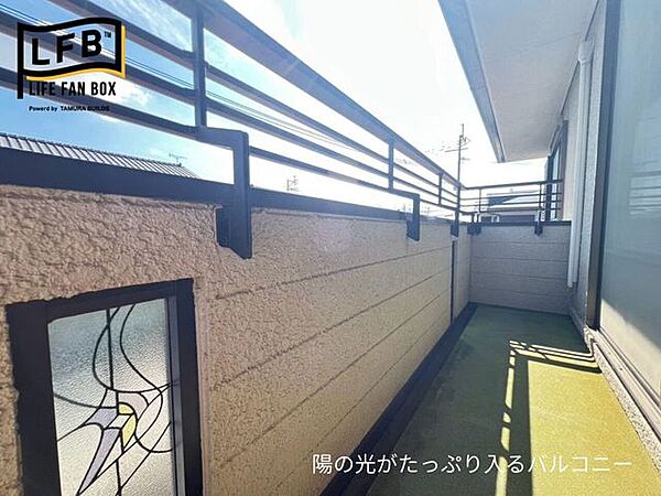 南向きのバルコニーです♪お布団を干すのも良いですね！アクセントとなるガラスがオシャレです♪