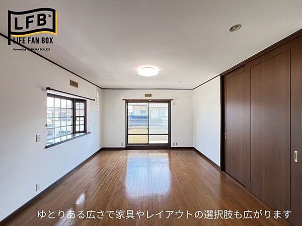 バルコニー付きの約10帖の洋室です！出窓があり、ちょっとしたおしゃれな空間です♪ゆとりある広さなので、家具やレイアウトの選択肢が広がります◎