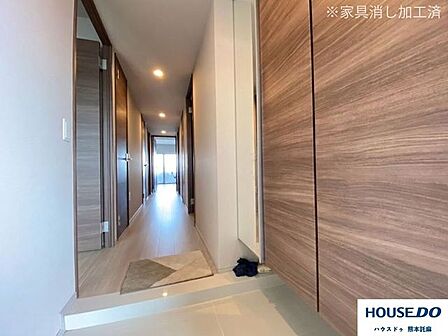 シューズクローゼット付きの玄関♪白いタイル調の玄関は、より入口の雰囲気を明るくさせますね。※家具消し加工を行っています。