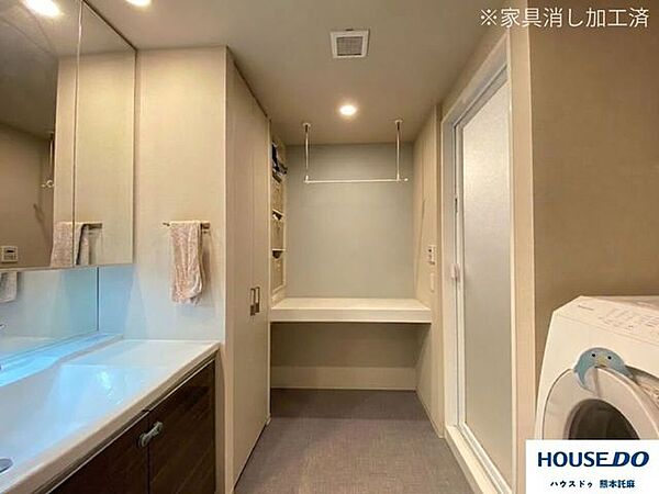 幅のある洗面脱衣も魅力ポイント♪奥には洗濯物を畳める作業スペースもありますので、日々の洗濯をこの部屋で完結できそうです◎※家具消し加工を行っています。