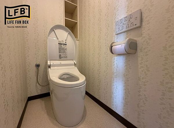 タンクレストイレ☆後ろに収納スペースあります。トイレットペーパーなどを置いておけますね！