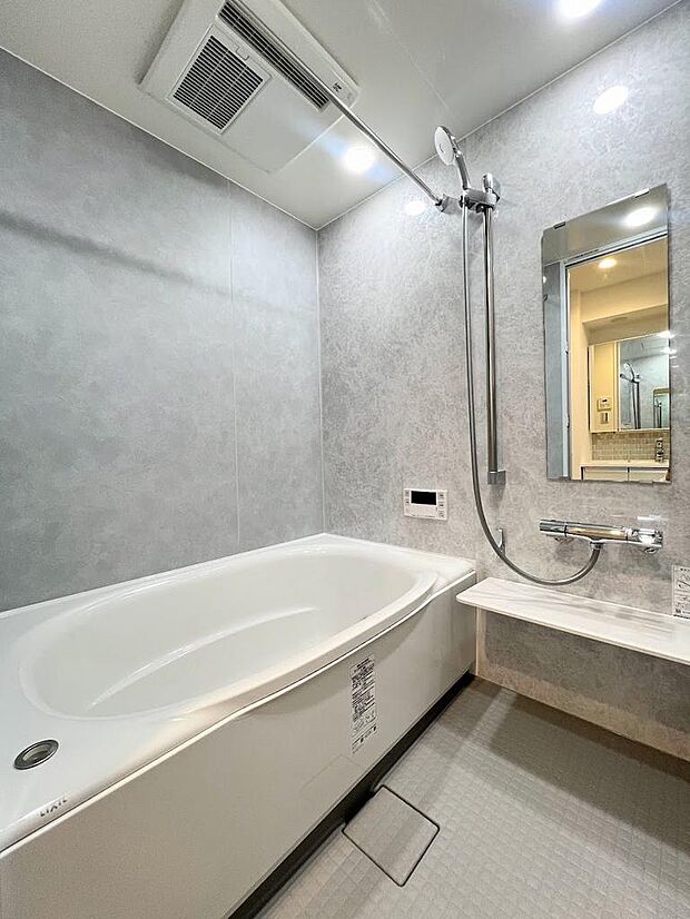 グレーのパネルで重厚感のある浴室です。壁パネルはマグネットを使用できますので、「浮かせる収納」を実現できます。