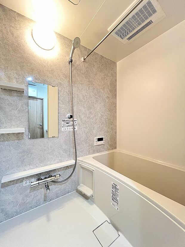 グレーのアクセントパネルが清潔感UPさせる浴室です。