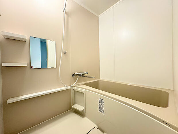 シンプルなデザインの浴室です♪