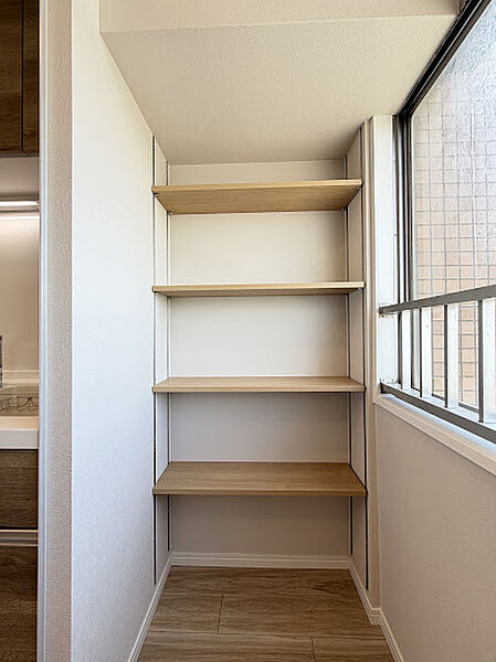 キッチン横の可動棚