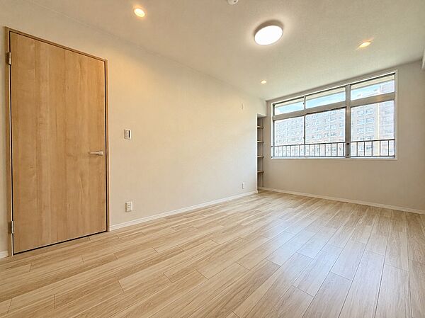 約8.2帖の洋室です。広々しており大きなベッドもおいていただけます。