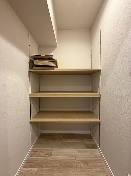 便利な廊下収納。生活用品のストックなどはここにすべて収納しましょう！