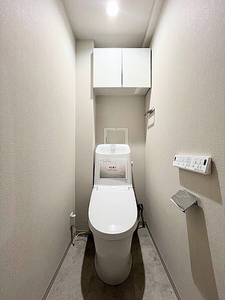 吊戸棚を備えたトイレスペース