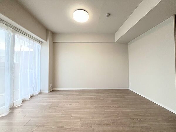 間仕切りを解放できる洋室。バルコニーに面しており明るいお部屋です