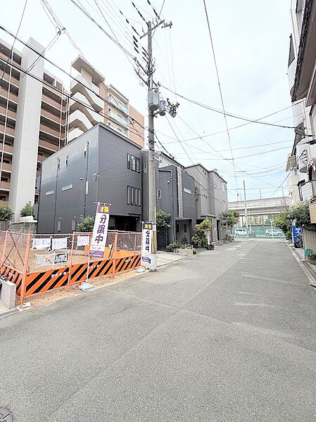 前面道路は見通しが良く、開放感のある住環境です。