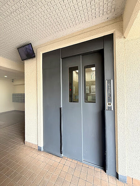 エレベーターはモニター付き