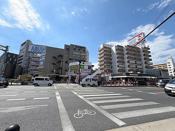駅前の交差点すぐそばですので、飲食店や買い物施設充実しており生活しやすい環境です