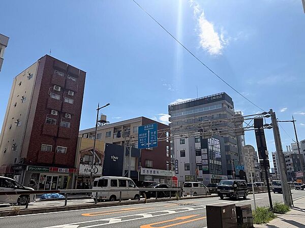 駅前の交差点すぐそばですので、飲食店や買い物施設充実しており生活しやすい環境です