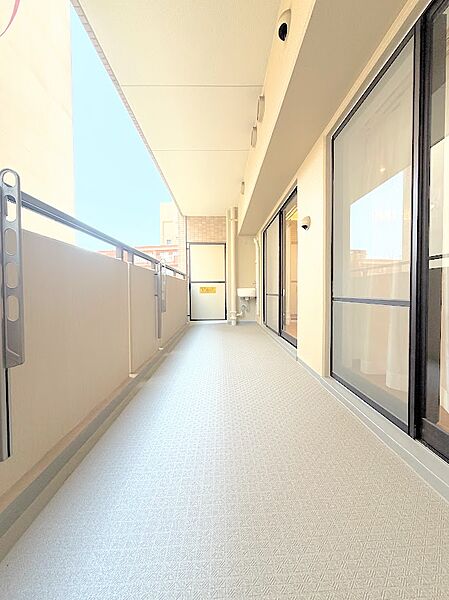 南向きのバルコニーに付き、採光・通風良好です。