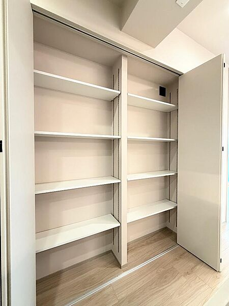 LDKには大容量の物入があり、生活用品のストックを収納していただけます。