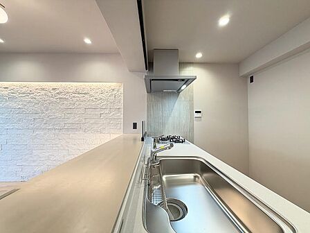 キッチンと一体のワイドカウンターは、配膳や軽食、作業スペースとしても活躍します。