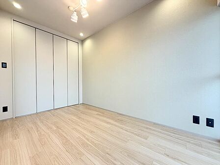約5.0帖の洋室です。東向きバルコニーに面しておりいつでも明るい雰囲気。