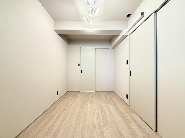 約5.5帖の洋室です。土間とつながる室内窓があり、換気・採光確保。