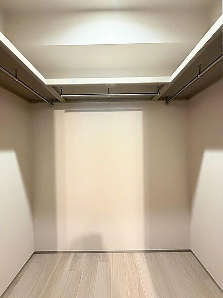 約5.5帖のウォークインクローゼットは、枕棚とパイプ付でお洋服をたくさんかけて収納していただけます。