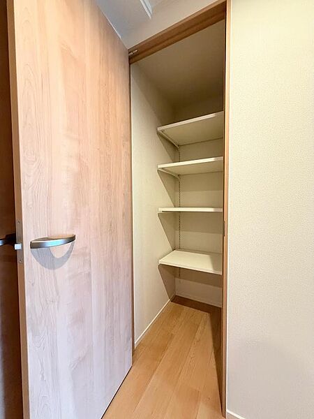 廊下には奥行き深めの収納がございます。