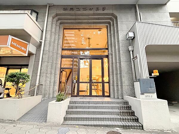 千日前通り沿いに入口があります。