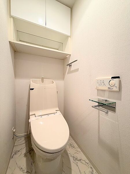 備え付けの収納棚がありますので、トイレ用品をすっきりまとめることもできます。