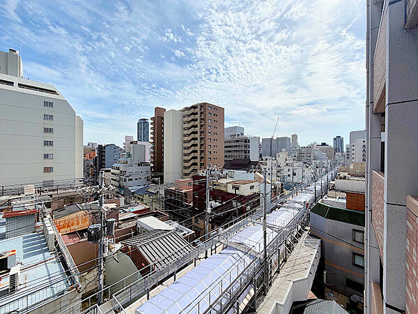 少し下を覗くと天神橋商店街が見えます！