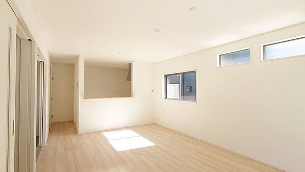 対面キッチンのリビングは明るく開放感があり、和室と続き間で使用できる広々とした空間です