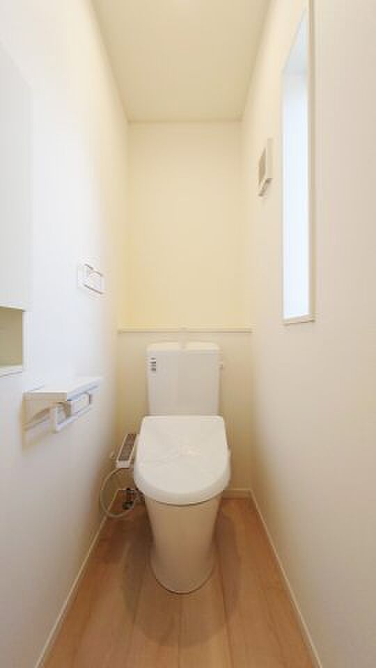 スマートなデザインのトイレは、見た目にも広さとゆとりを感じることができます。
