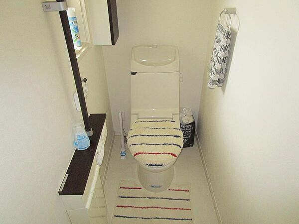 清潔感のあるホワイトでまとめられたトイレ空間。