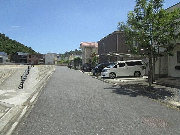 青空が広がる晴れた日の現地写真です。周辺には住宅が立ち並び、穏やかな住環境がうかがえます。