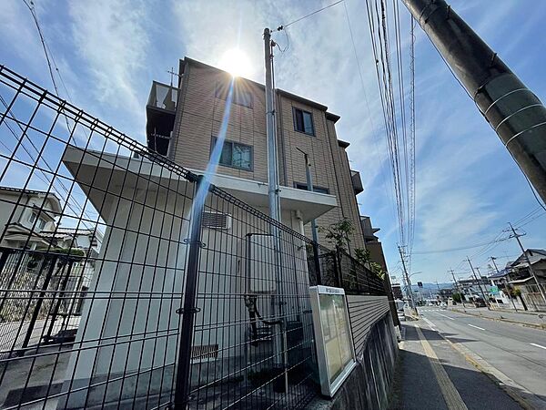 広々とした道路に面し、陽光が差し込む住環境です。開放的な暮らしが叶います。