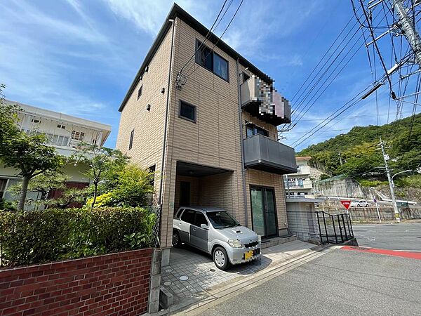 日当たりの良い角地に建つ、ゆったりとした住まい。駐車場付きで、お車での移動もスムーズです。落ち着いた環境で新生活を始めてみませんか。