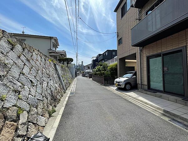 青空が広がる晴れた日。周辺は閑静な住宅街で、穏やかな暮らしを育む住環境です。