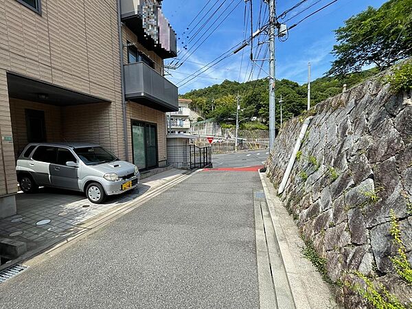 通りから玄関まで続くアプローチ。屋根付き駐車場で雨の日も安心です。