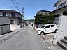 その他：前面道路は緩やかな坂道で、車の出し入れもスムーズです。開放感のある青空が広がり、穏やかな住環境が魅力です。