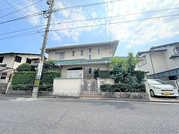 落ち着いた住宅街に佇む、ゆとりのある敷地。緑豊かな庭木が彩りを添えます。