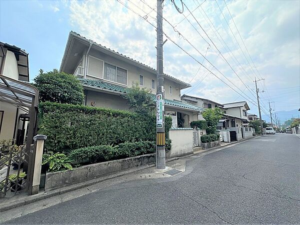 閑静な住宅街の一角に佇む土地。緑豊かな植栽が配され、落ち着いた住環境が魅力です。