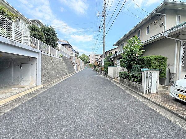 閑静な住宅街に位置する、穏やかな住環境が魅力です。交通量が少なく、安心して暮らせます。