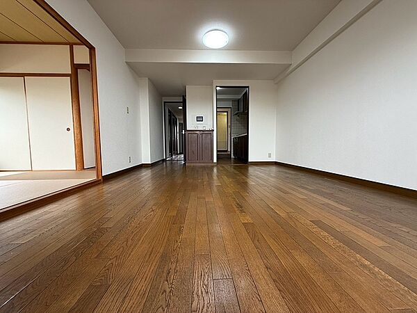 フローリングの温もりと畳の落ち着きが共存するリビング。家族の多様な過ごし方に寄り添う空間です。
