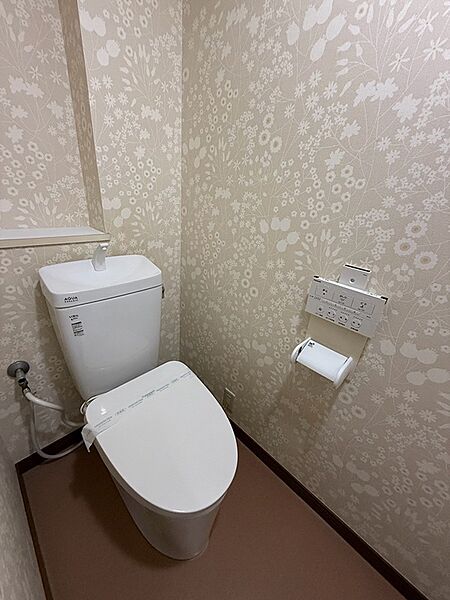可憐な花柄の壁紙が心地よい空間を演出。清潔感のあるトイレで、毎日を快適に過ごせます。