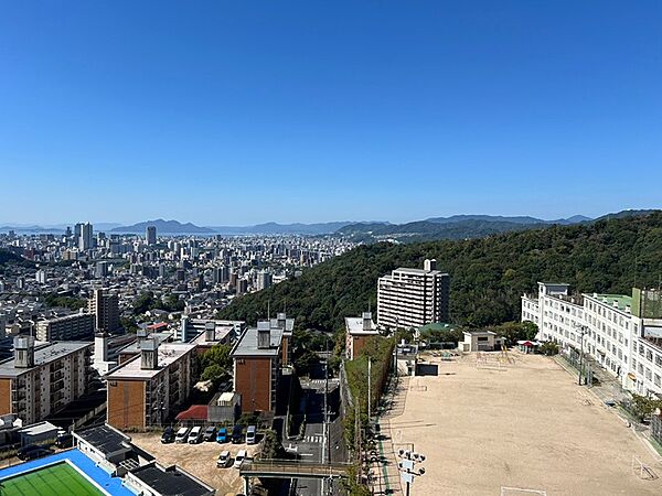 街並みを一望できる開放感ある眺望。広々とした空の下、のびやかな暮らしが叶います。